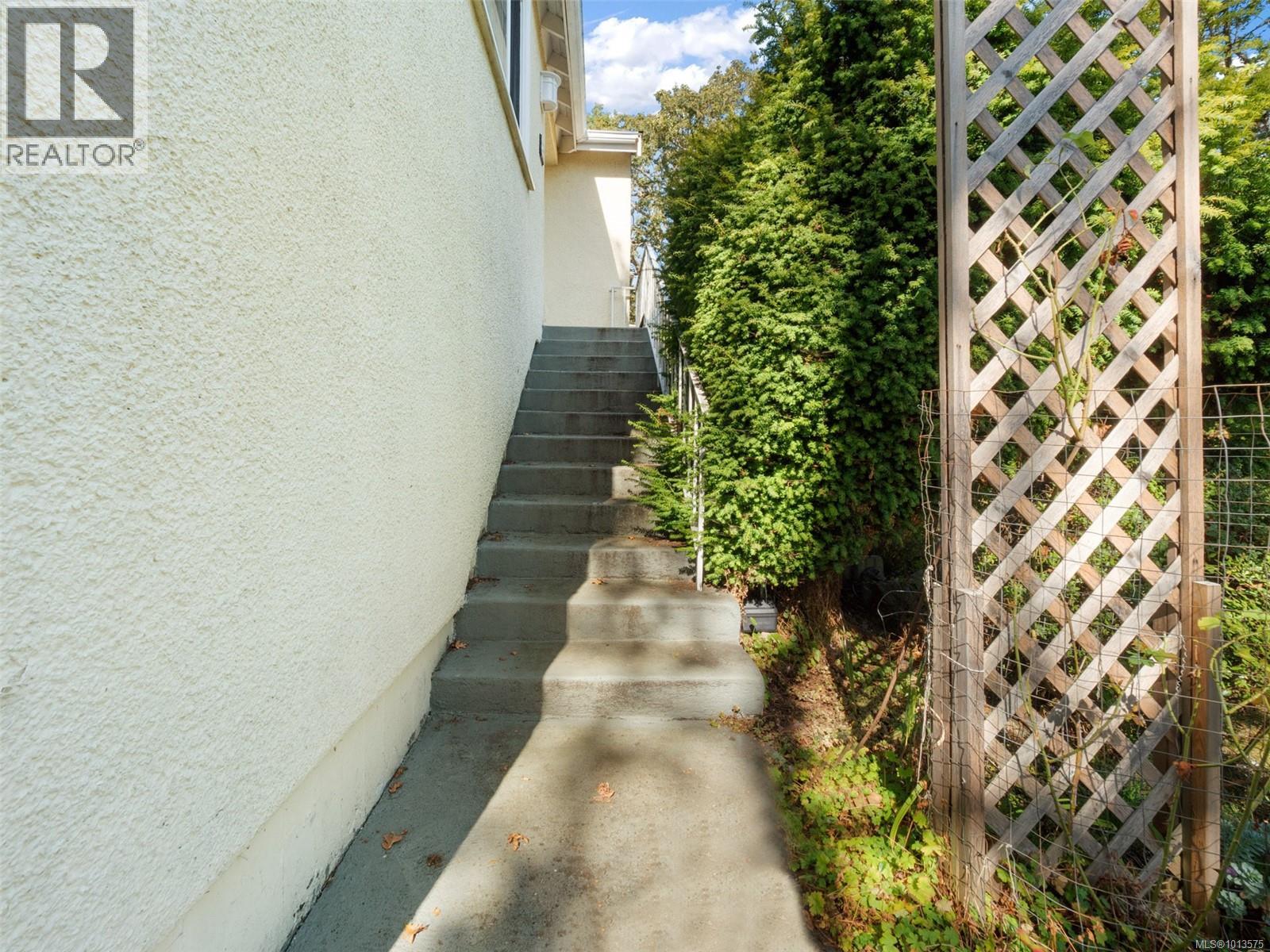 2702 Roseberry Ave, Victoria