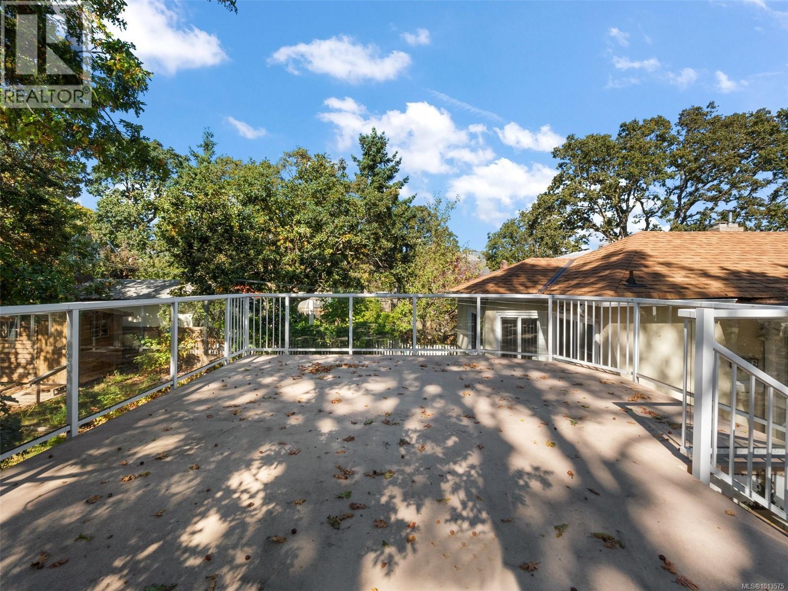 2702 Roseberry Ave, Victoria