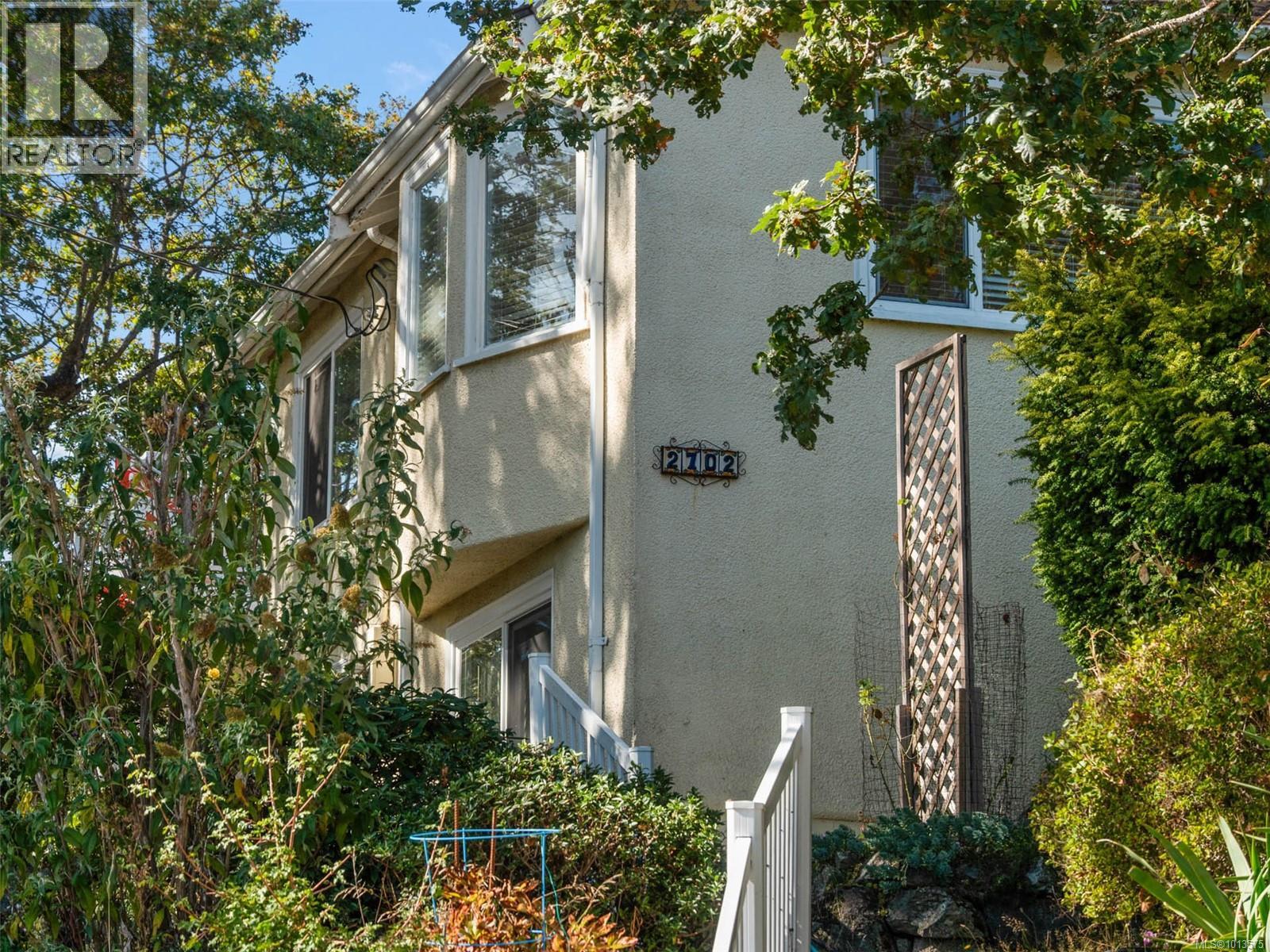 2702 Roseberry Ave, Victoria