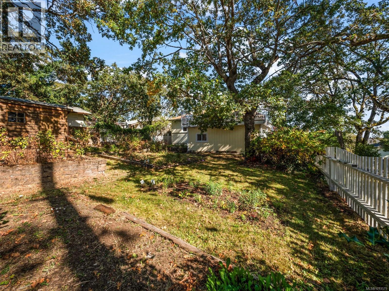 2702 Roseberry Ave, Victoria