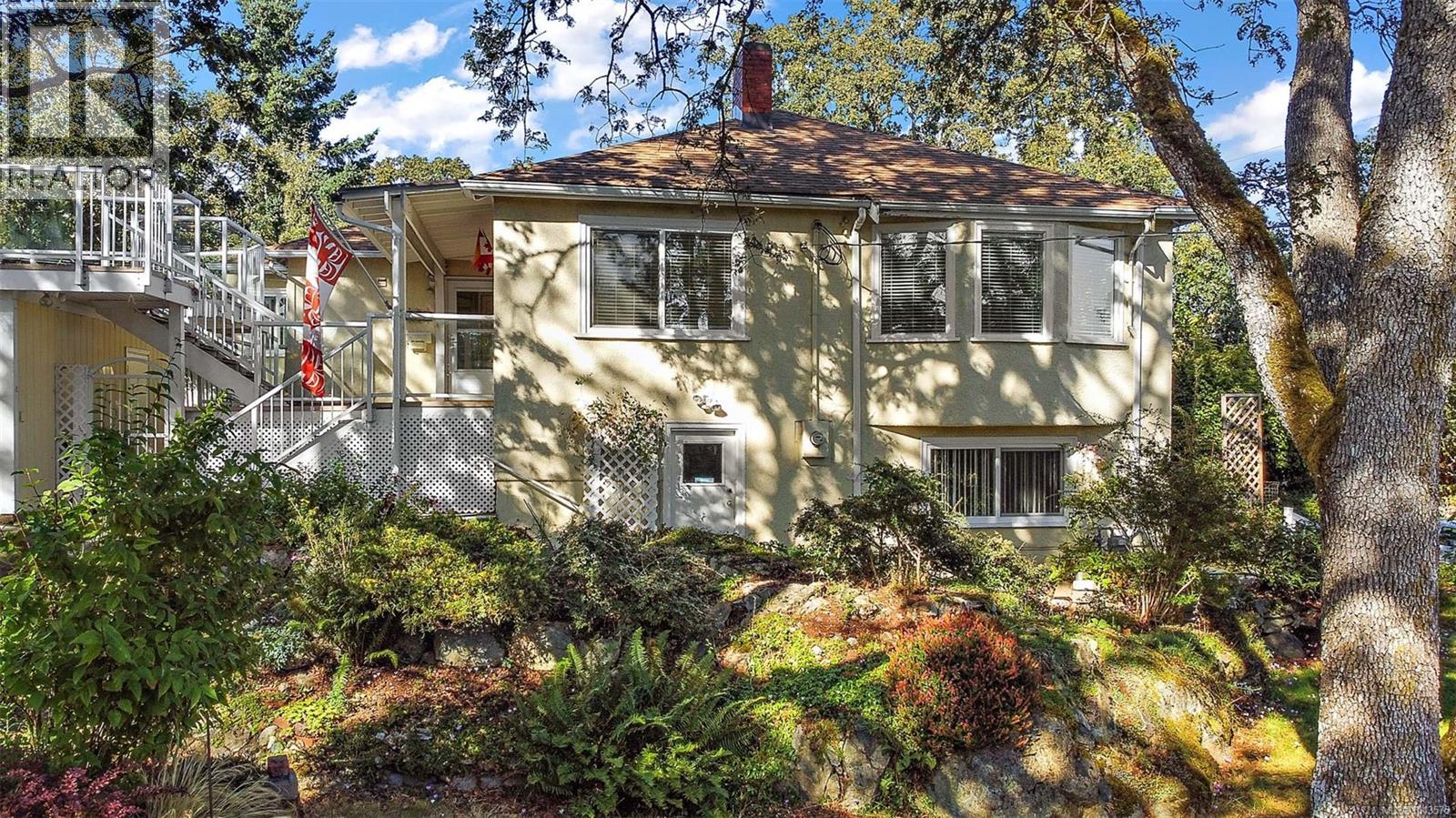 2702 Roseberry Ave, Victoria