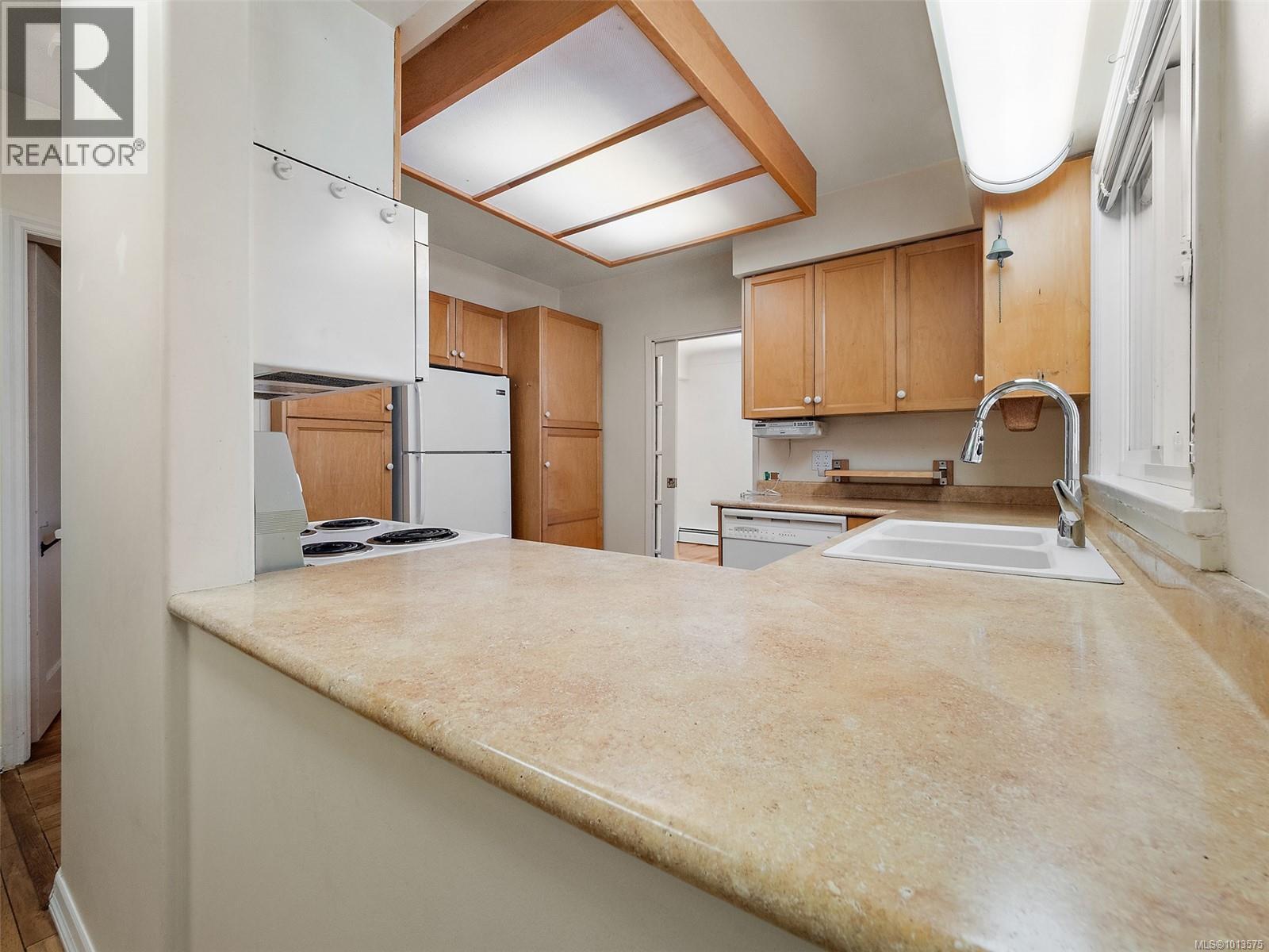 2702 Roseberry Ave, Victoria