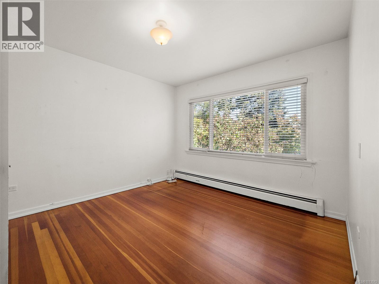 2702 Roseberry Ave, Victoria
