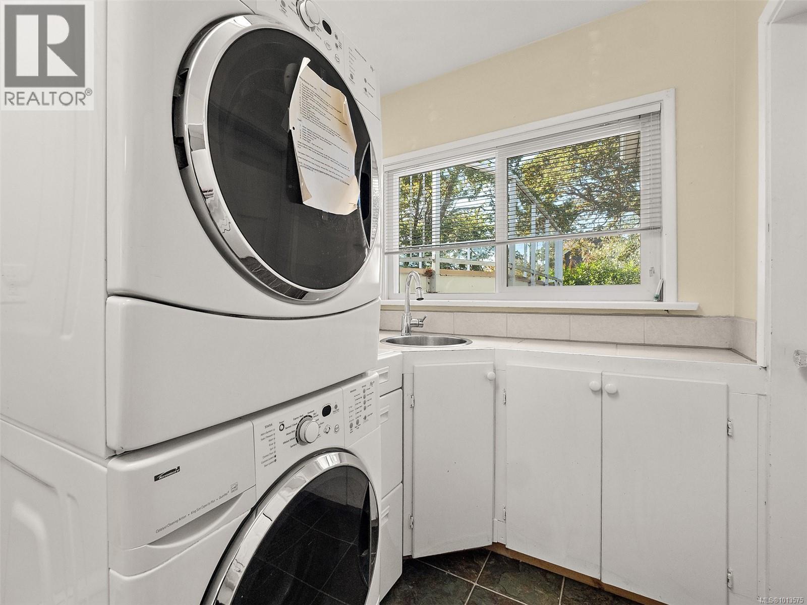 2702 Roseberry Ave, Victoria