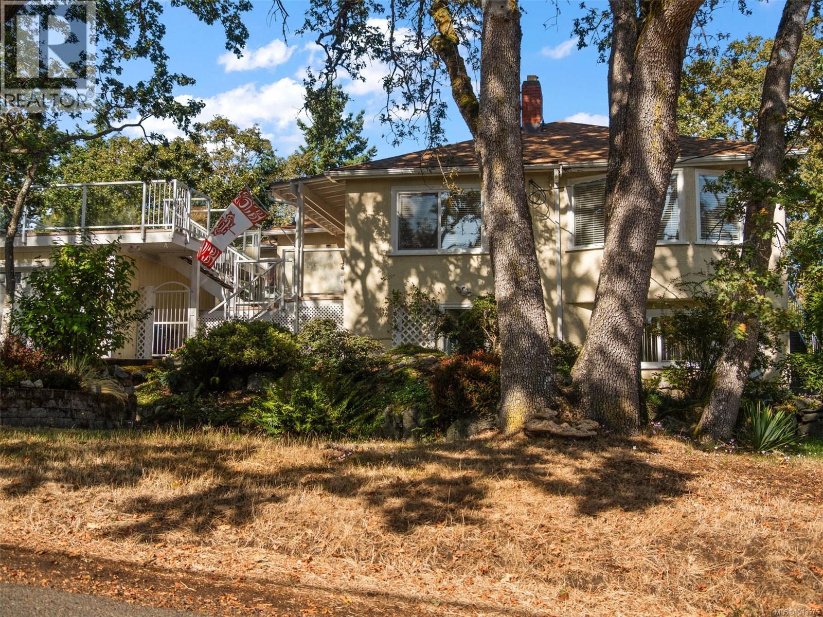 2702 Roseberry Ave, Victoria