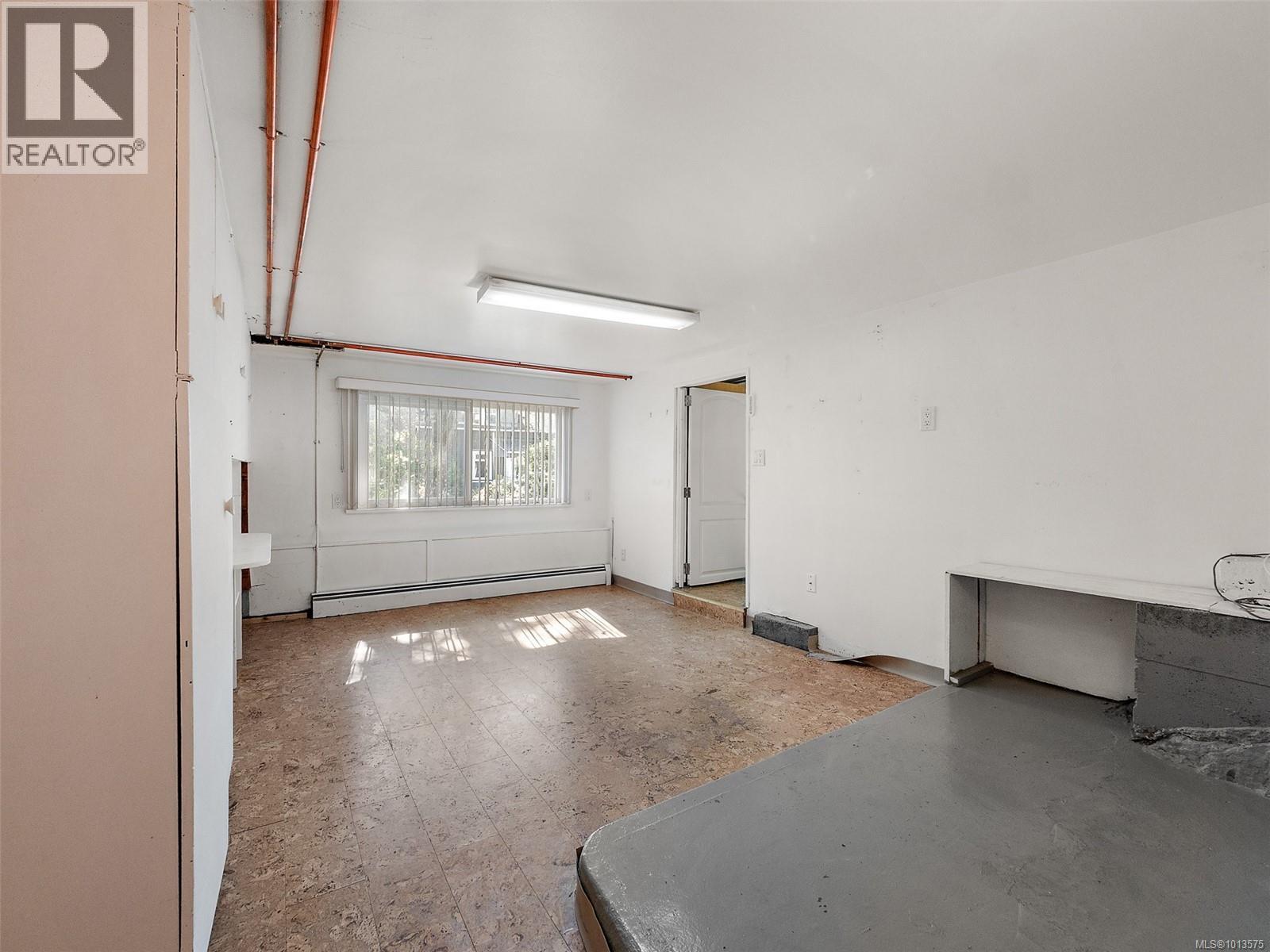 2702 Roseberry Ave, Victoria