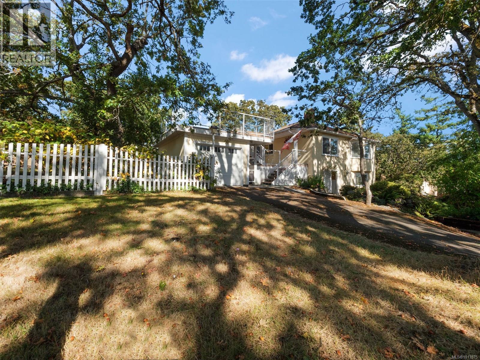 2702 Roseberry Ave, Victoria