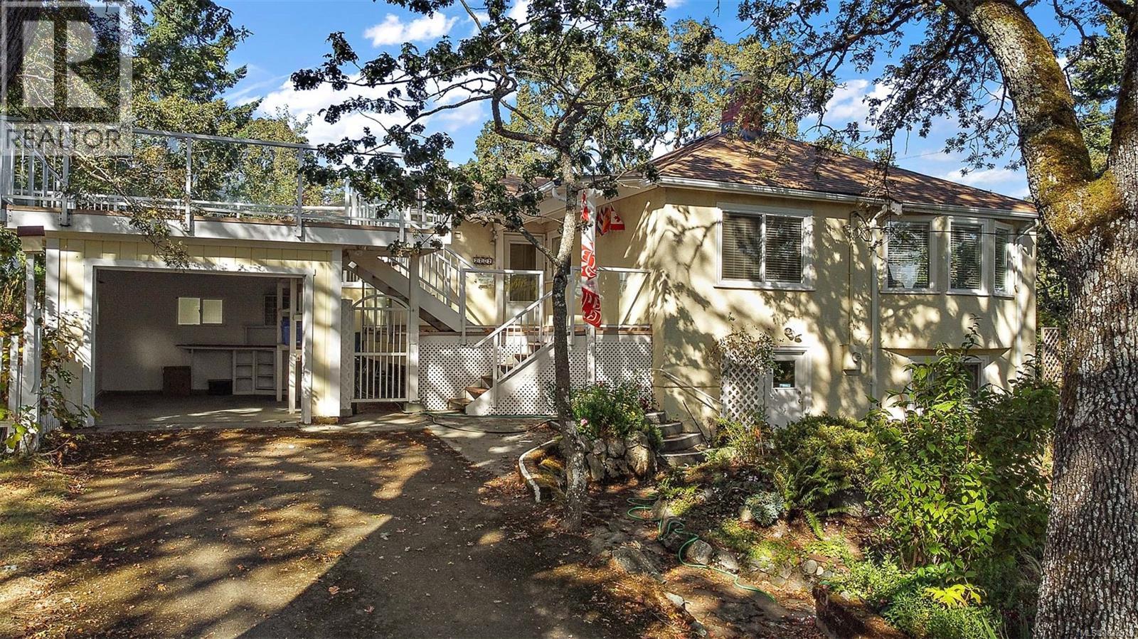 2702 Roseberry Ave, Victoria