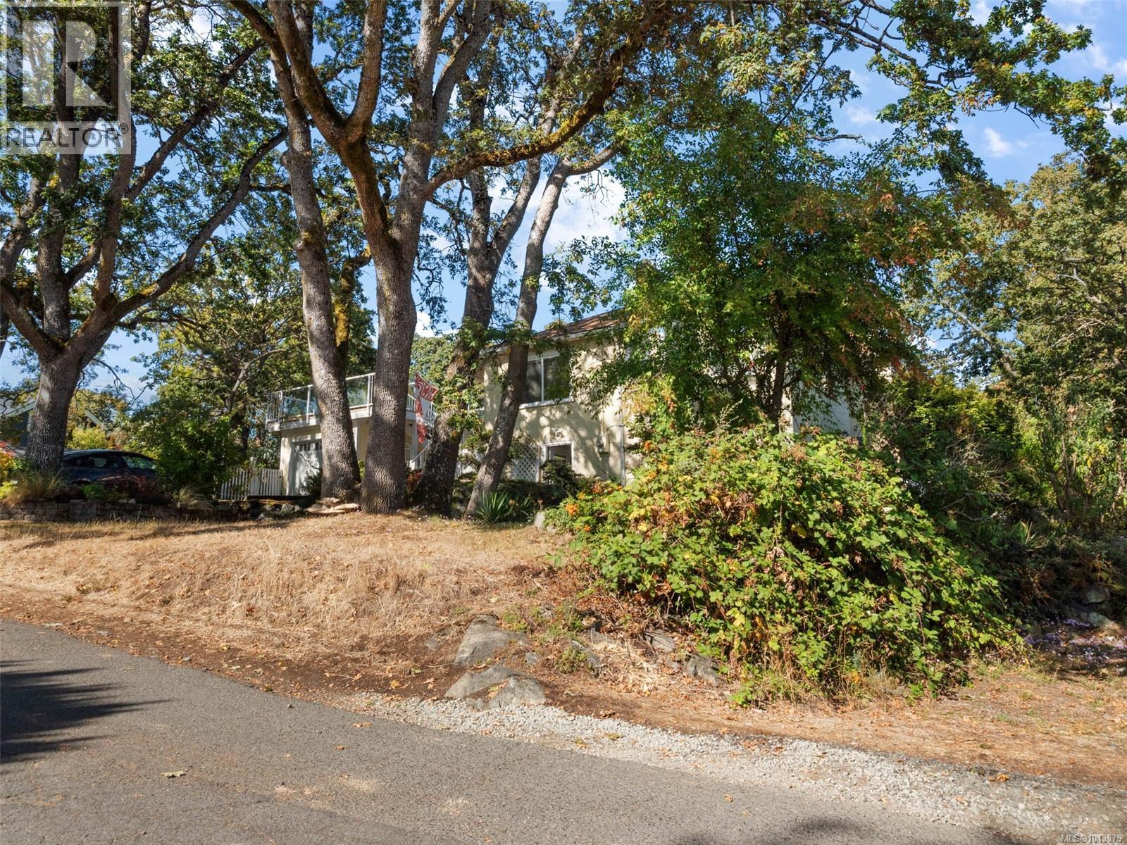 2702 Roseberry Ave, Victoria