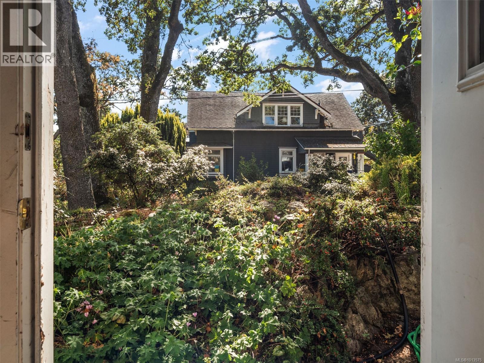 2702 Roseberry Ave, Victoria