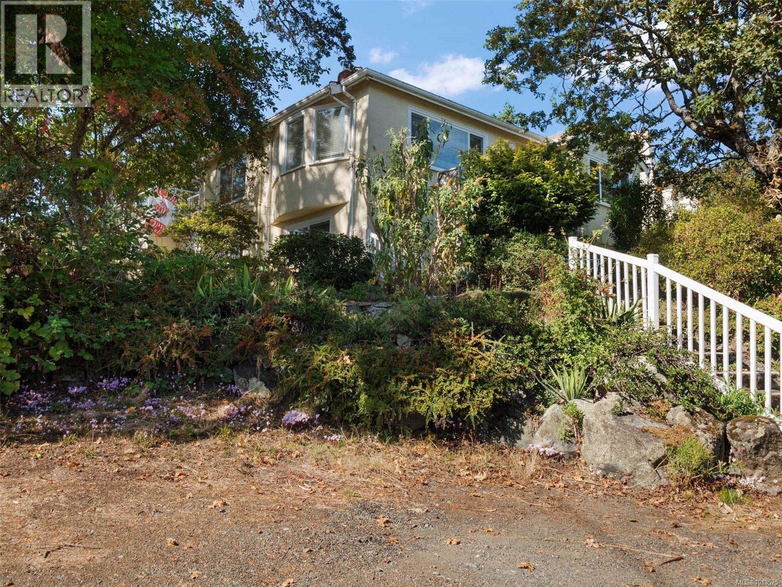 2702 Roseberry Ave, Victoria