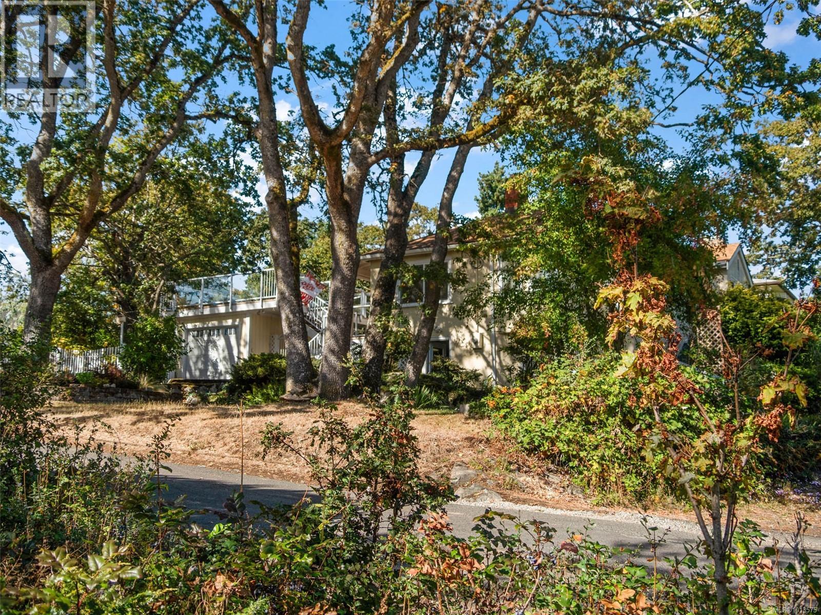 2702 Roseberry Ave, Victoria