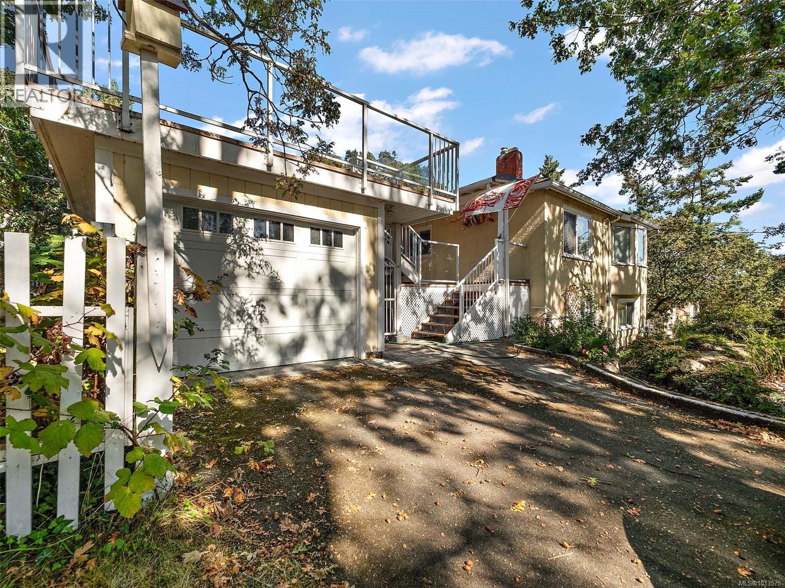 2702 Roseberry Ave, Victoria