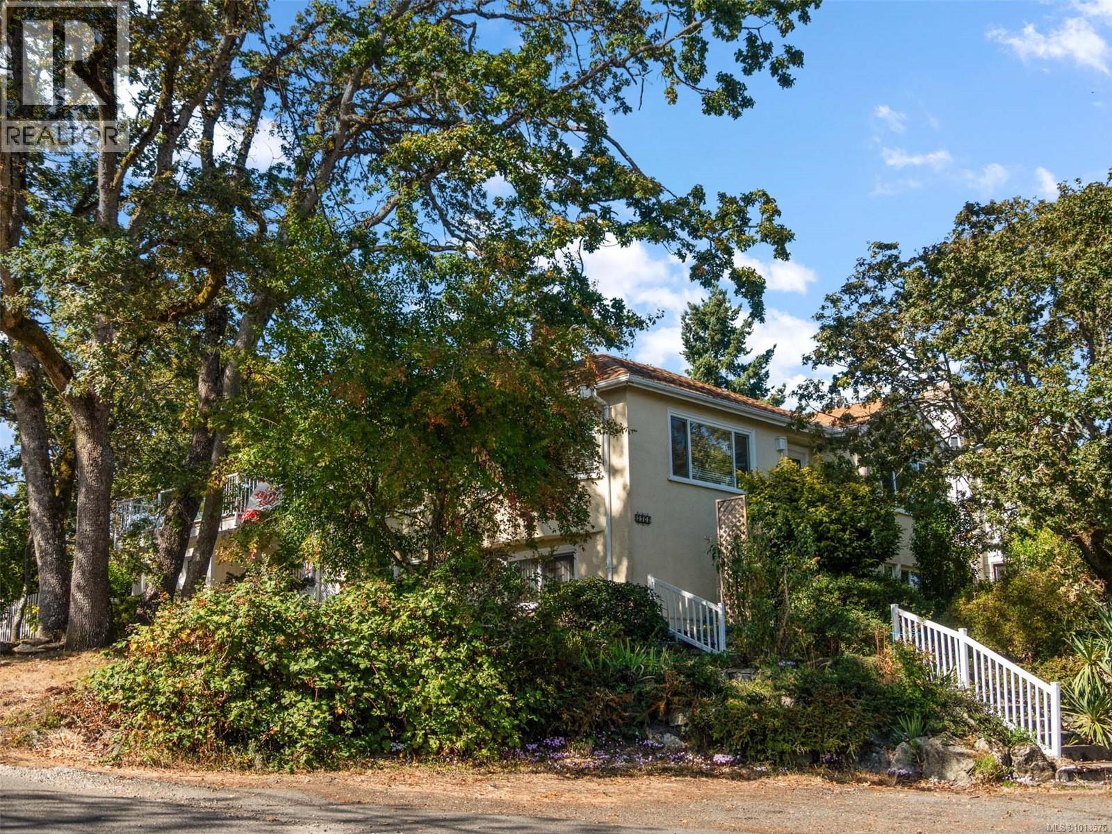 2702 Roseberry Ave, Victoria