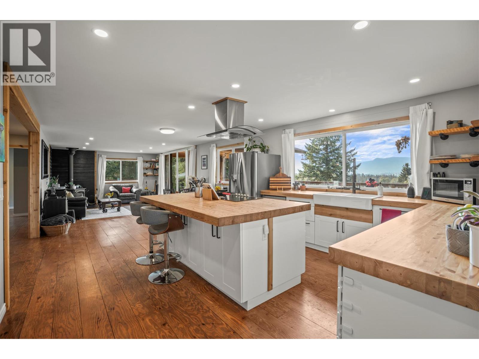  1274 Mountain View Road, Spallumcheen