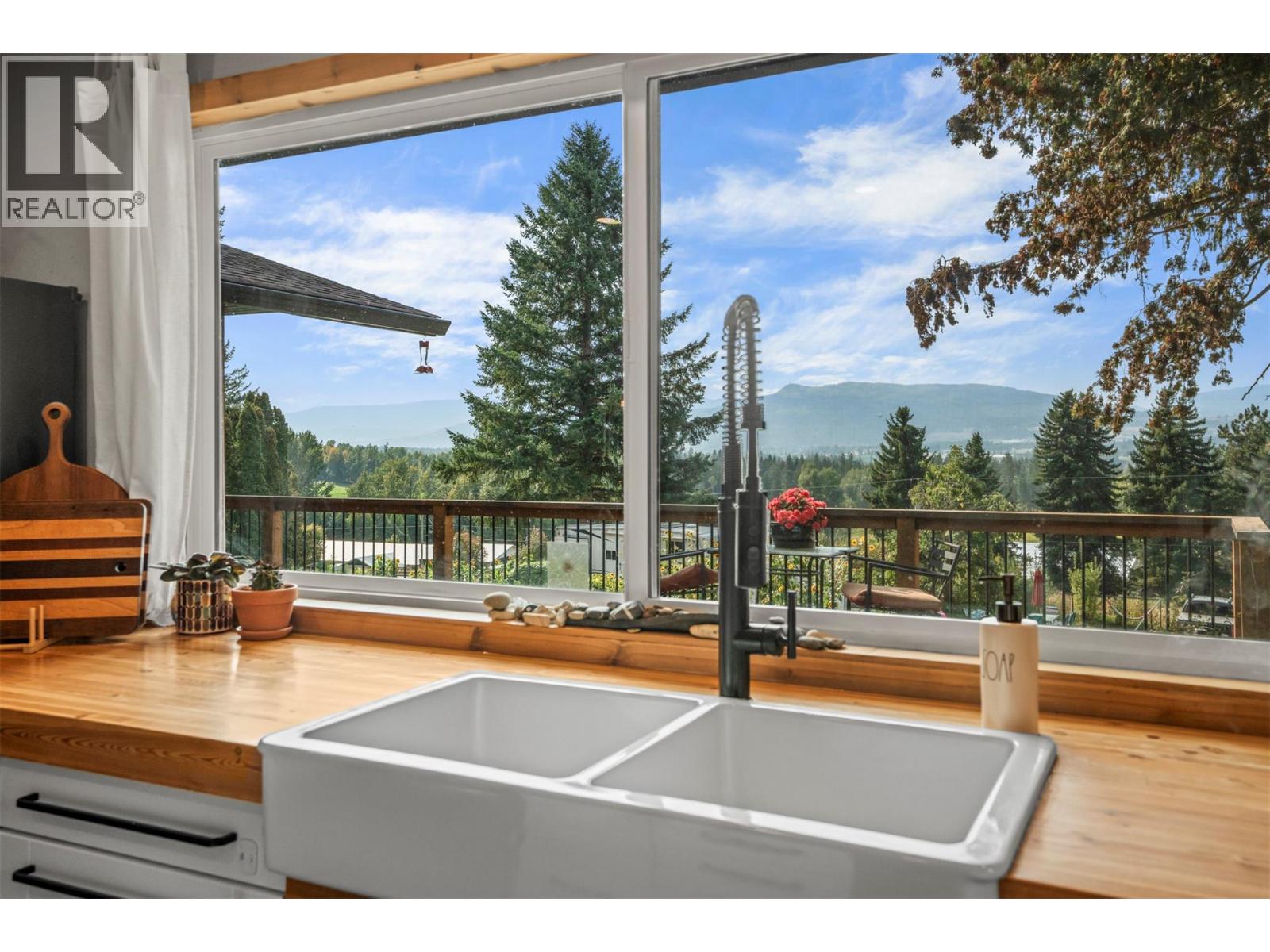  1274 Mountain View Road, Spallumcheen