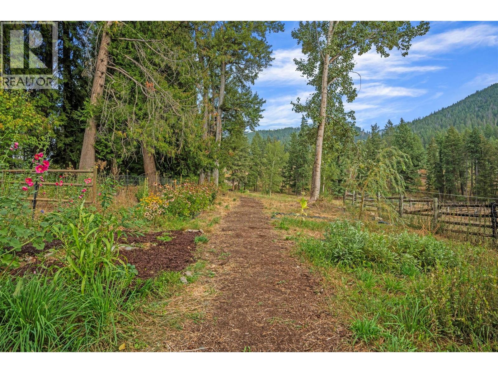  1274 Mountain View Road, Spallumcheen