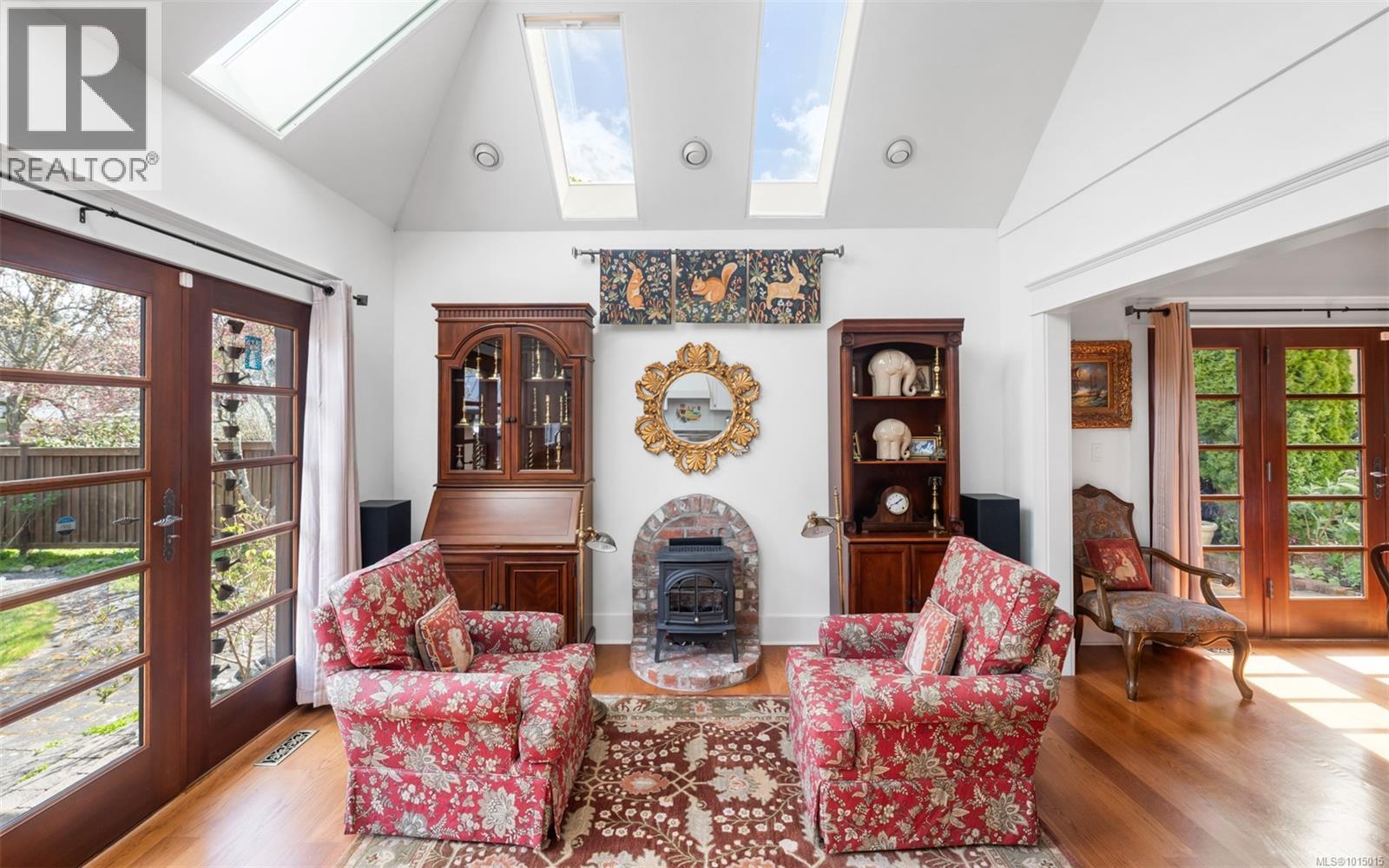 1597 Hampshire Rd, Oak Bay