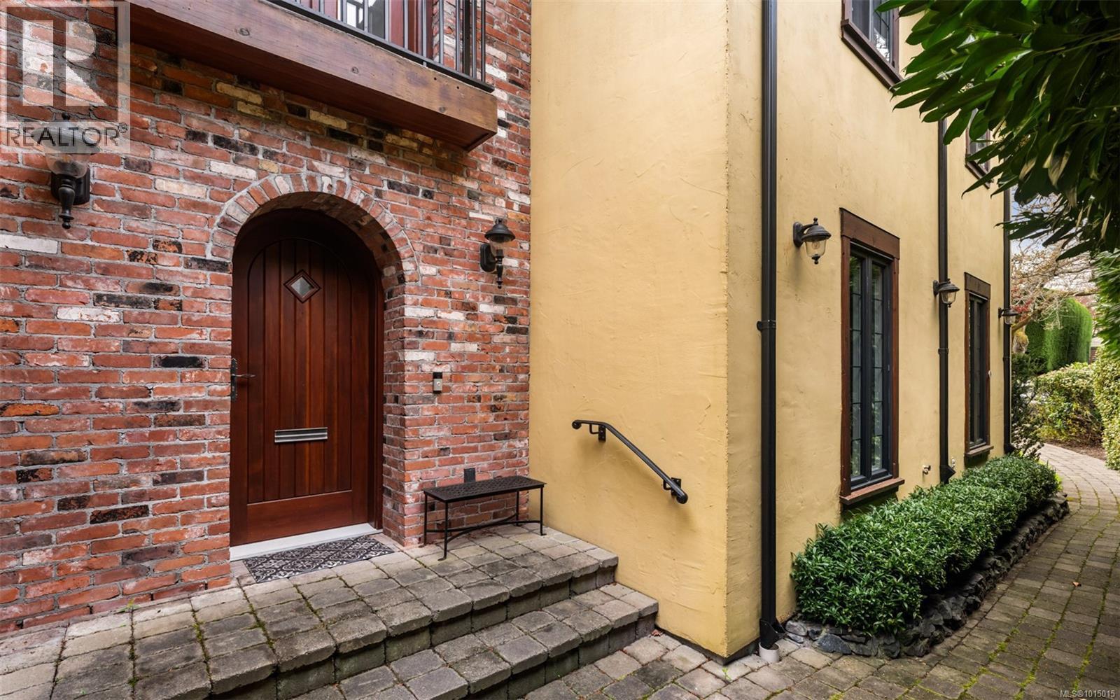 1597 Hampshire Rd, Oak Bay