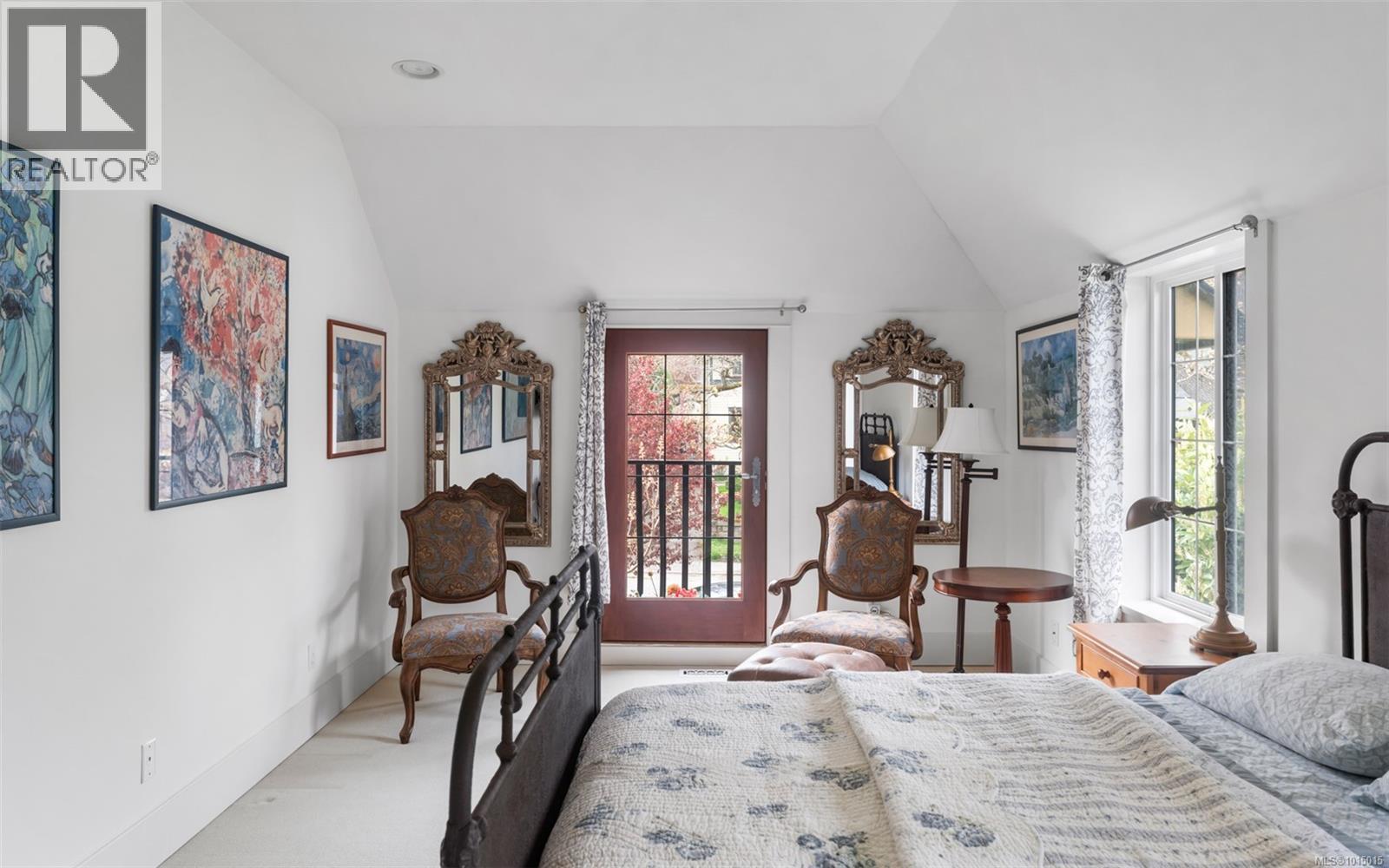 1597 Hampshire Rd, Oak Bay
