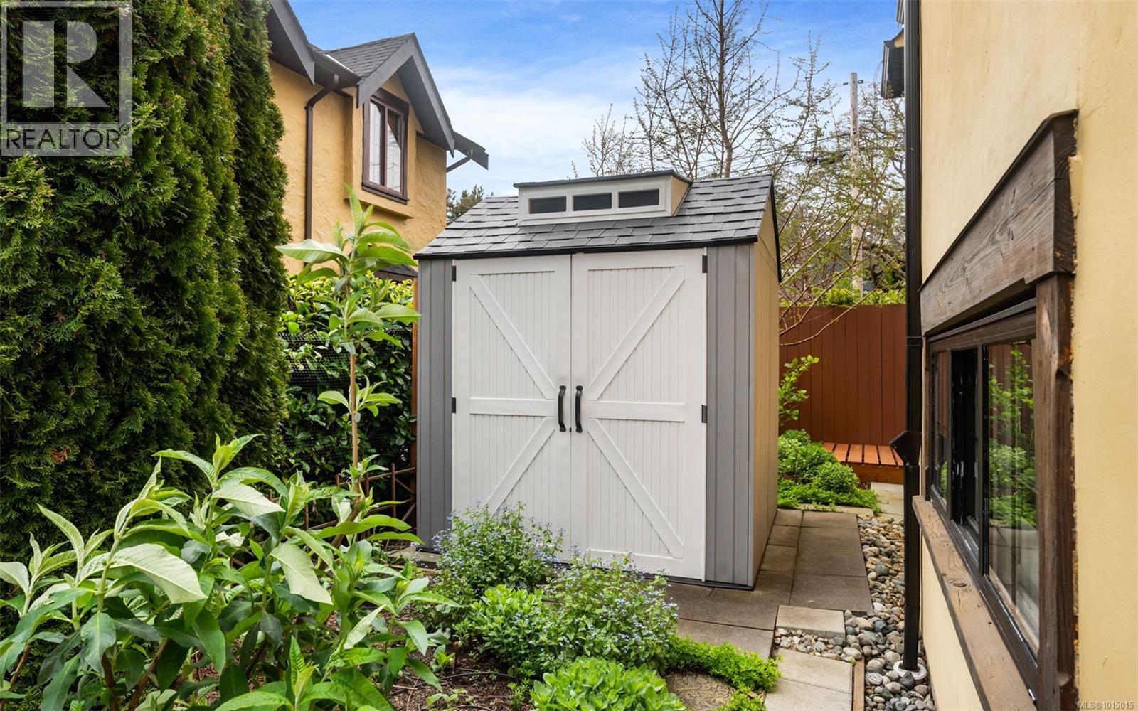 1597 Hampshire Rd, Oak Bay