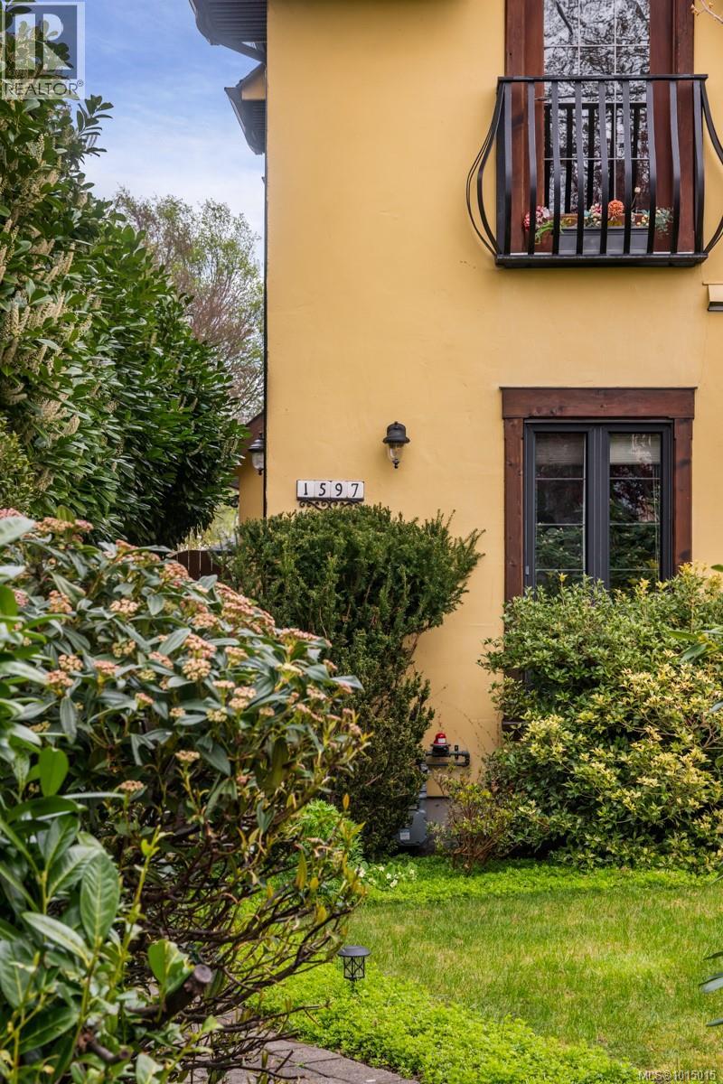 1597 Hampshire Rd, Oak Bay