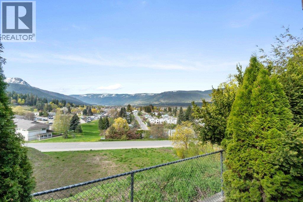 7 881 16 Street Northeast, Salmon Arm