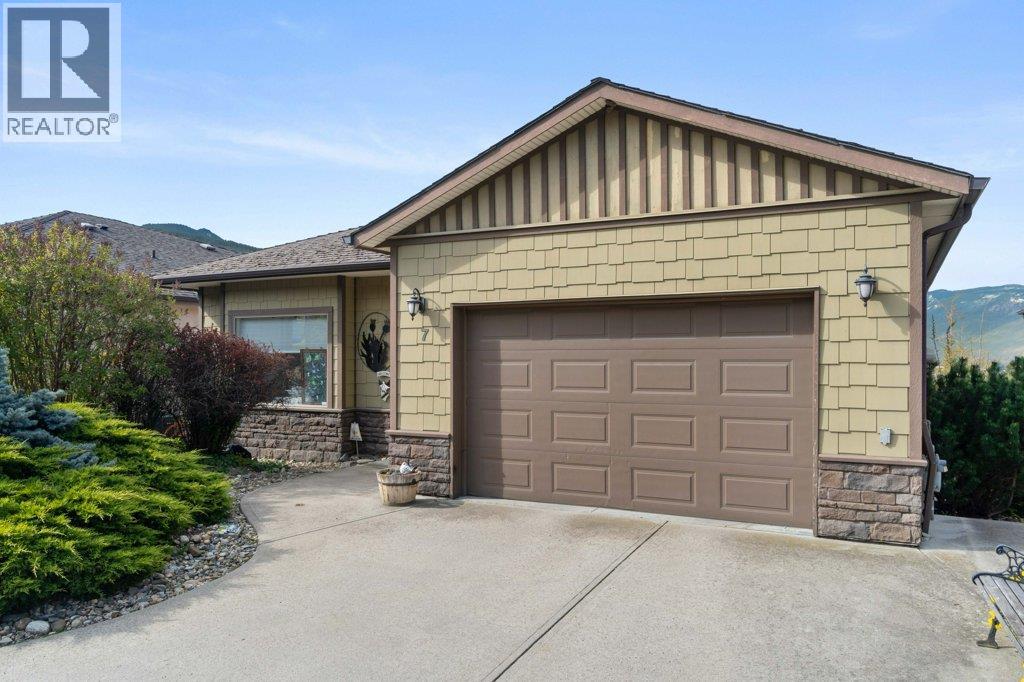 7 881 16 Street Northeast, Salmon Arm