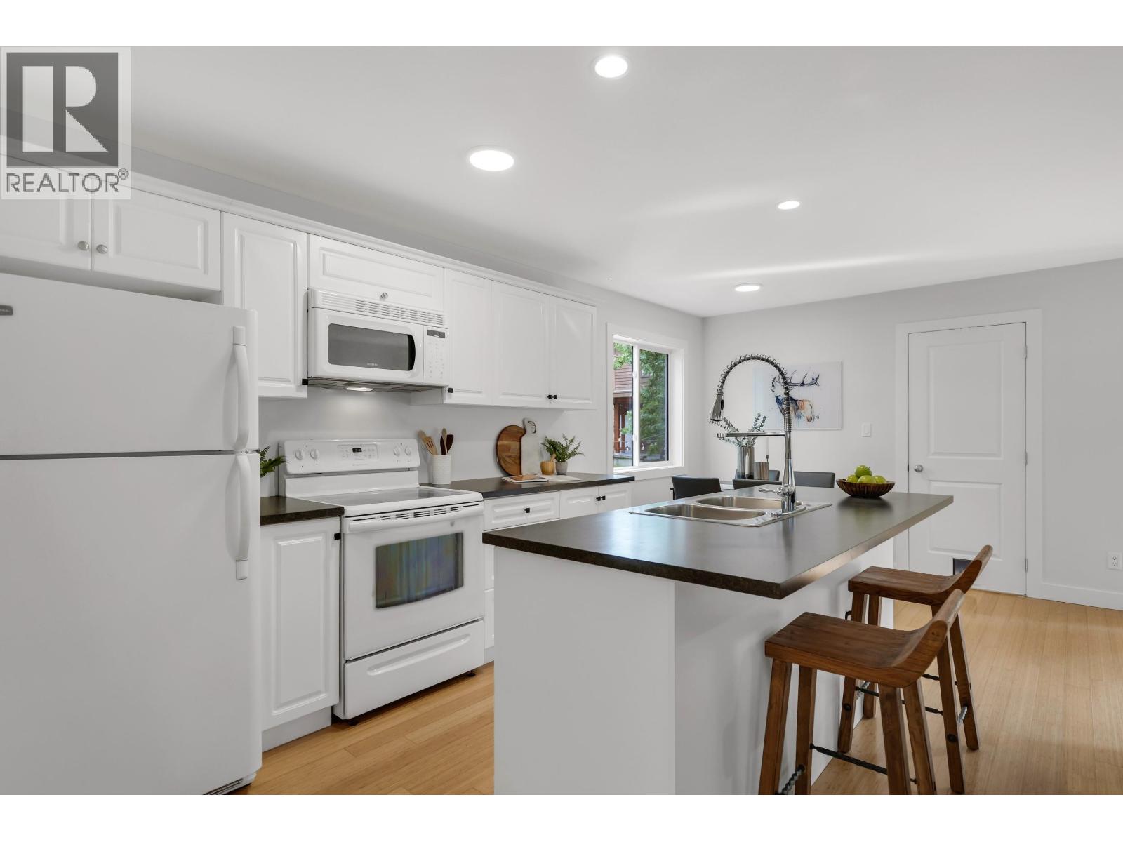 3 40137 GOVERNMENT ROAD, Squamish