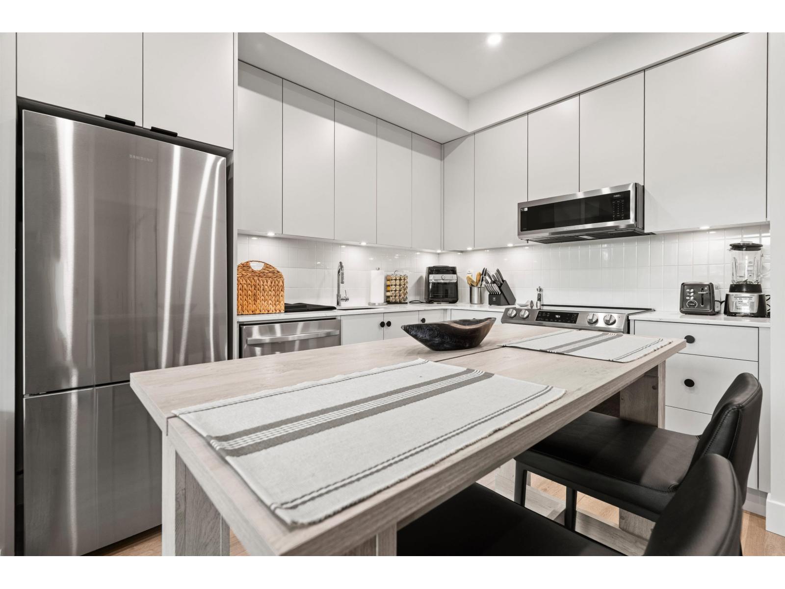 102 45511 CAMPUS DRIVE, Garrison Crossing, Chilliwack