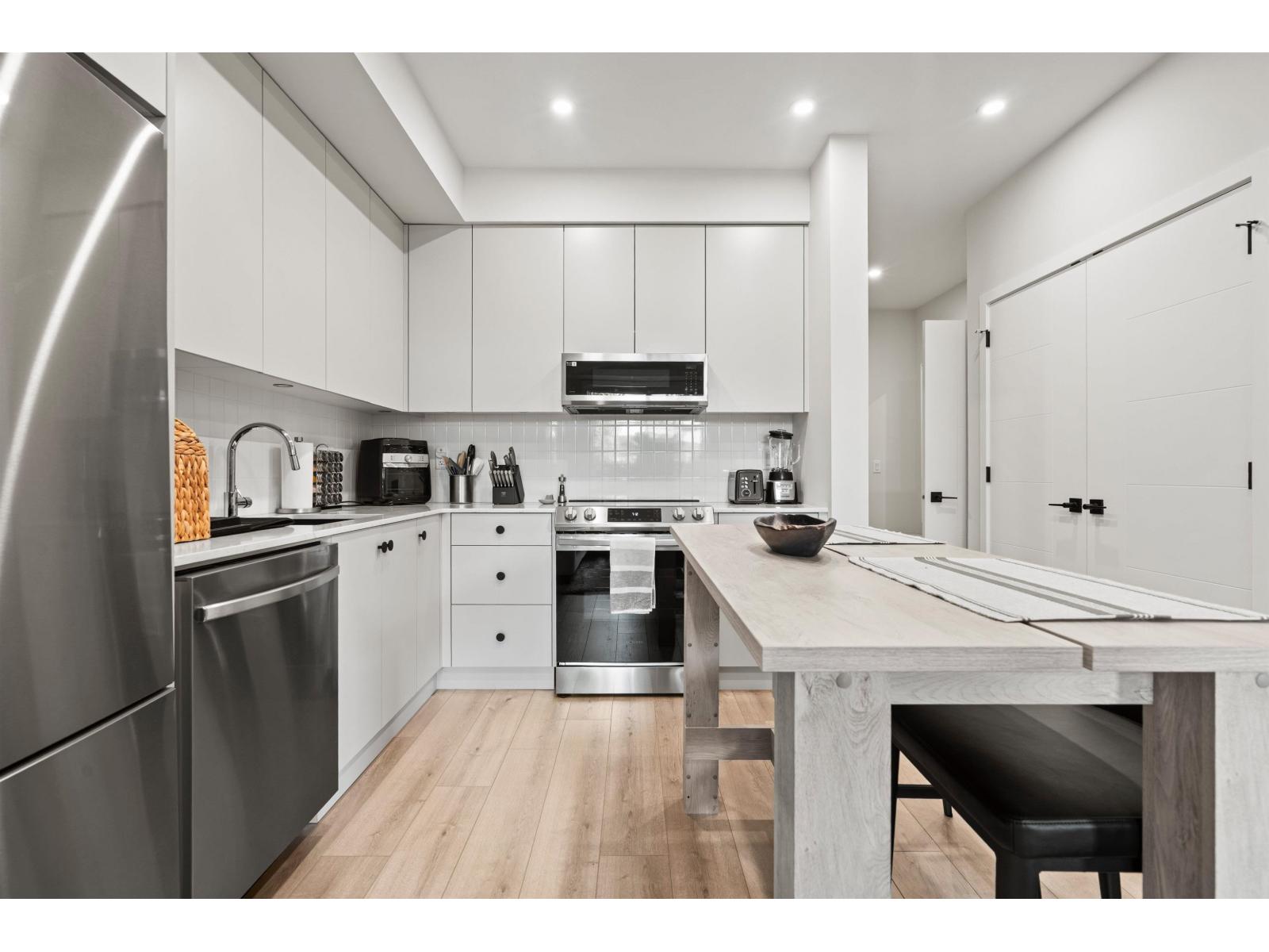 102 45511 CAMPUS DRIVE, Garrison Crossing, Chilliwack