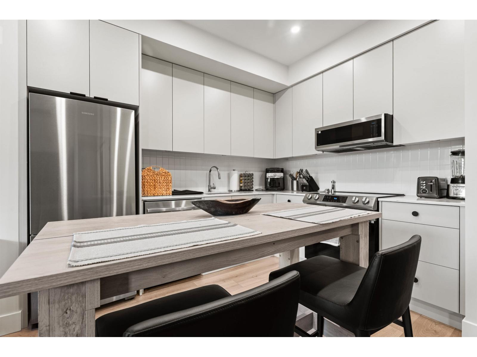 102 45511 CAMPUS DRIVE, Garrison Crossing, Chilliwack