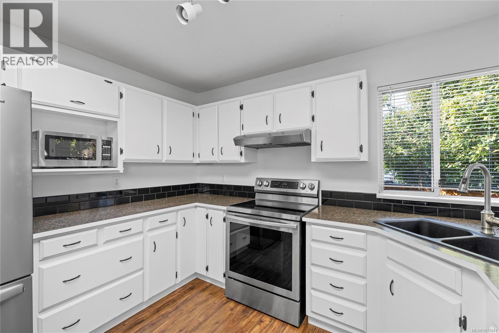 332 Moilliet St S, Parksville