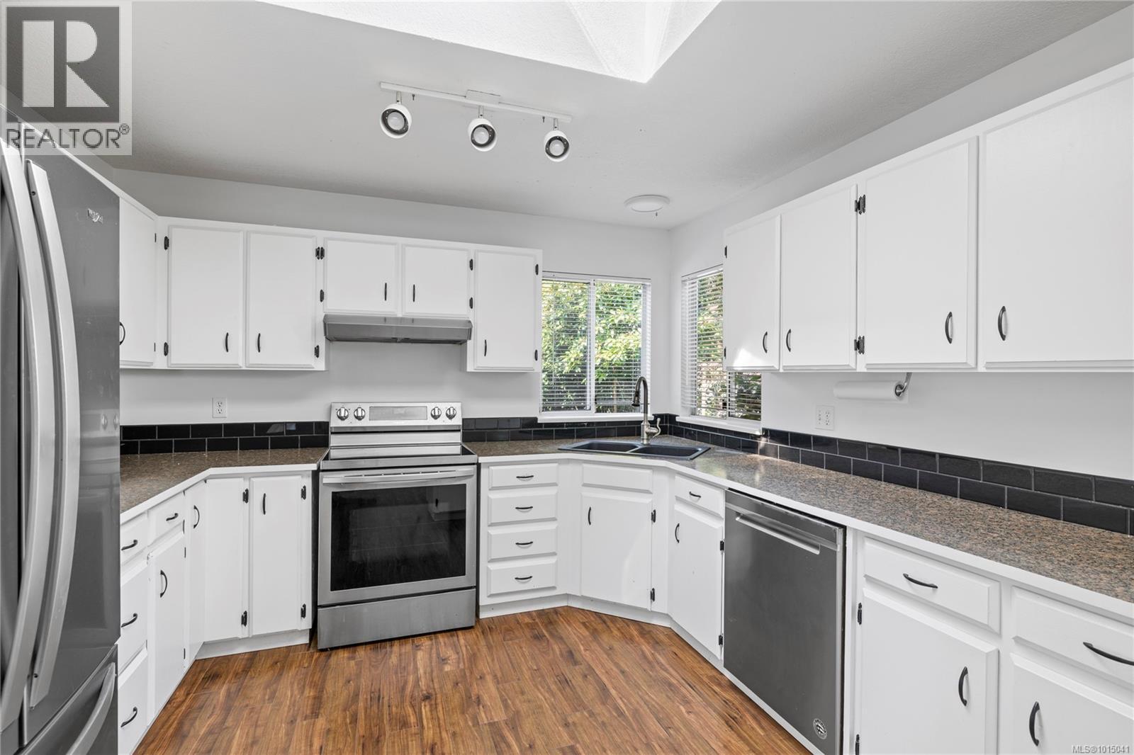 332 Moilliet St S, Parksville