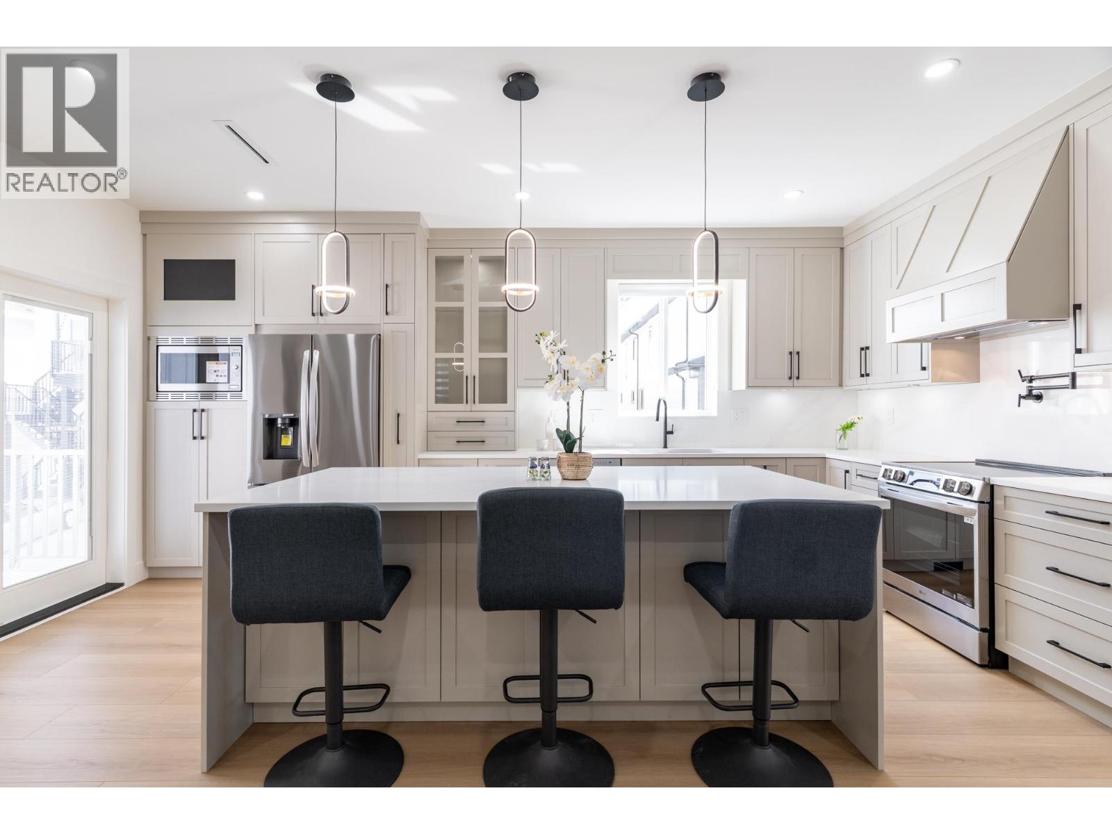 215 MABEL STREET, New Westminster