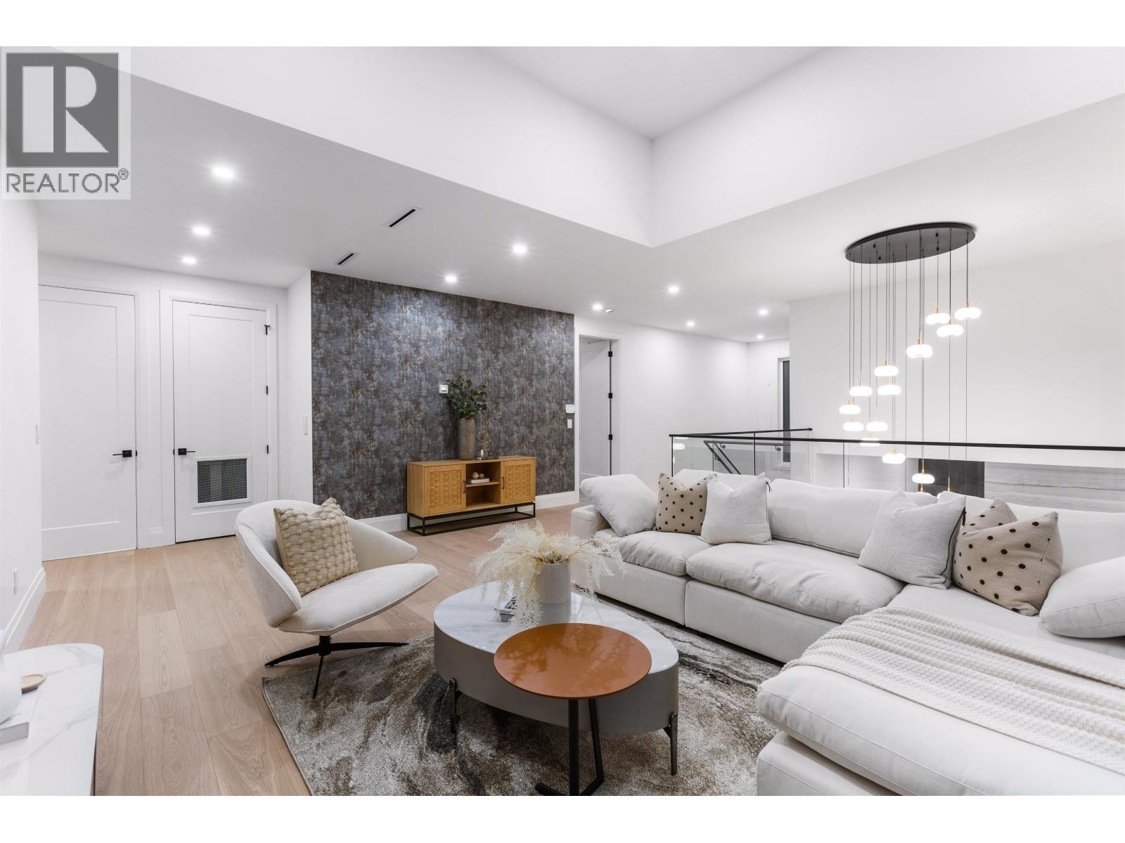 7370 BURRIS STREET, Burnaby