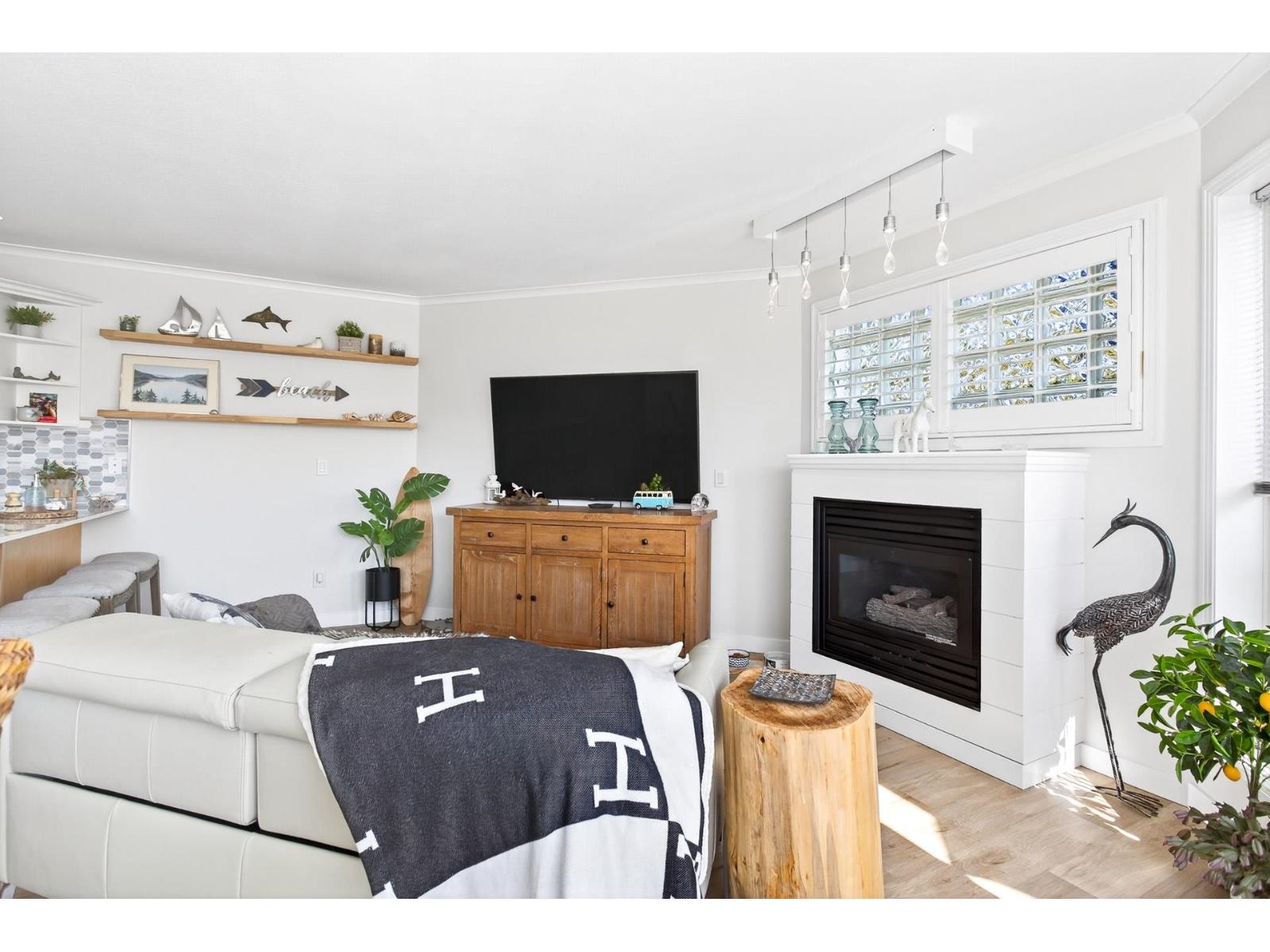 205 15154 ROPER AVENUE, White Rock