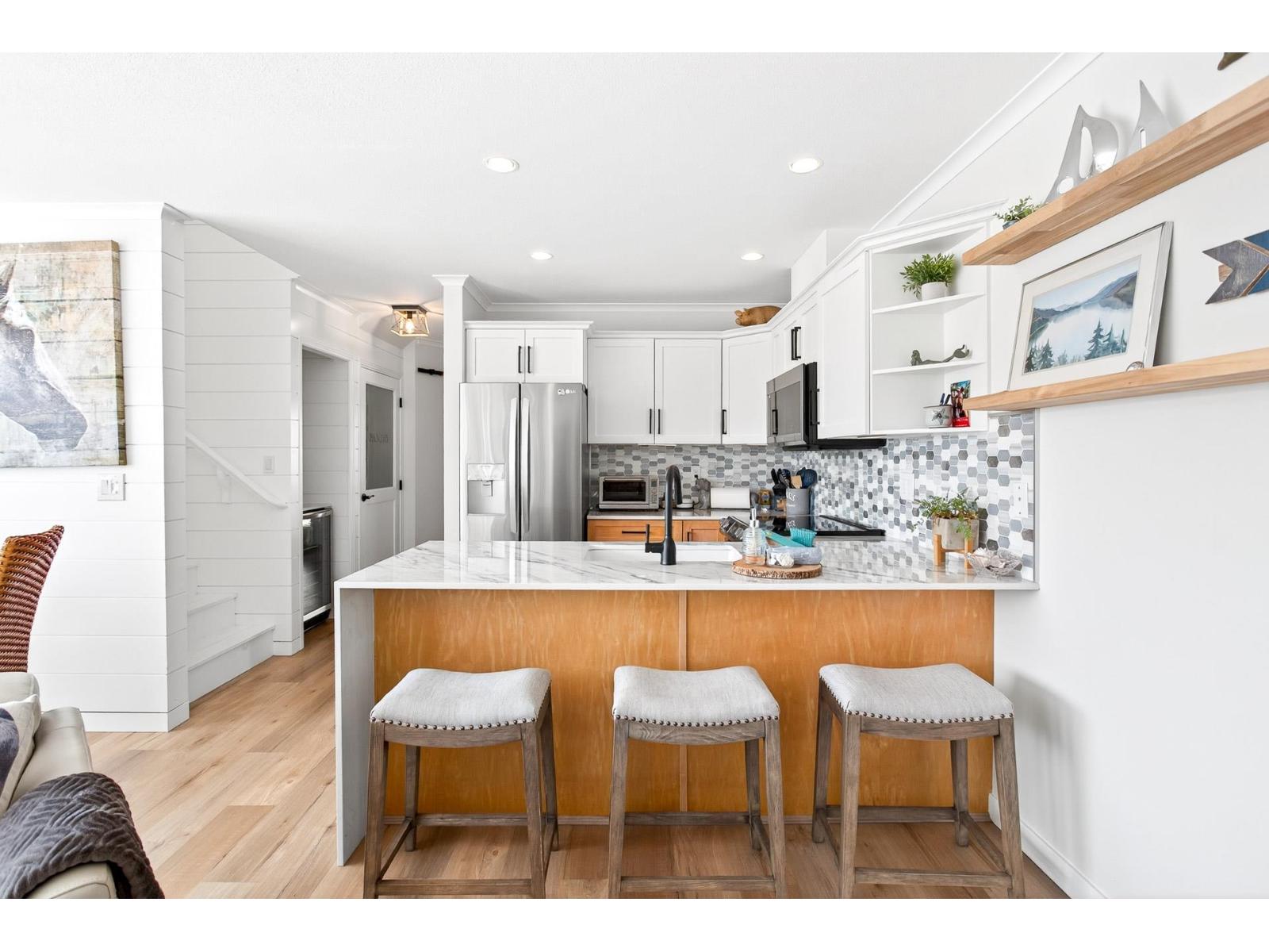 205 15154 ROPER AVENUE, White Rock