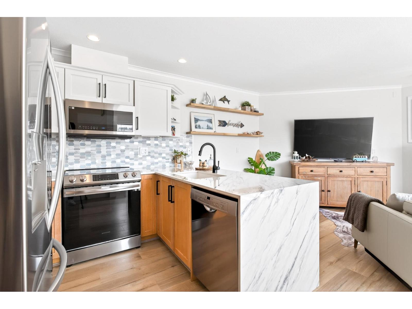 205 15154 ROPER AVENUE, White Rock