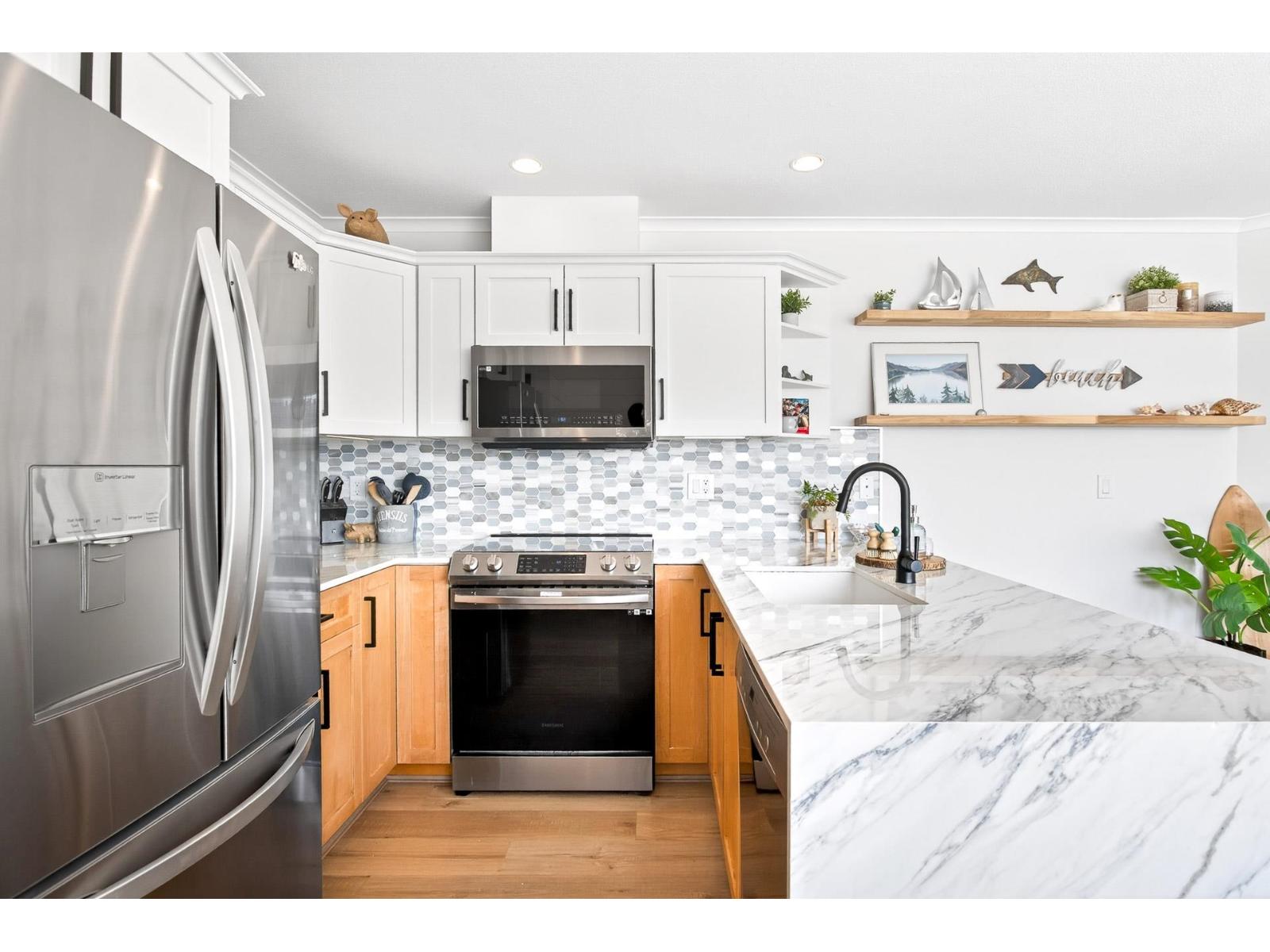 205 15154 ROPER AVENUE, White Rock