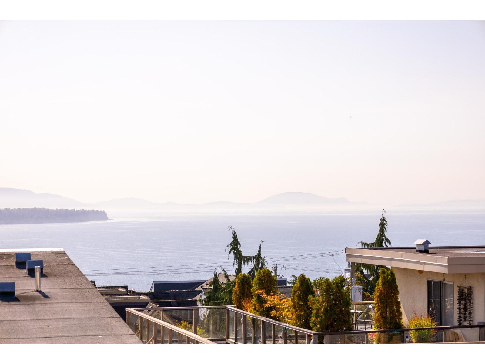 205 15154 ROPER AVENUE, White Rock
