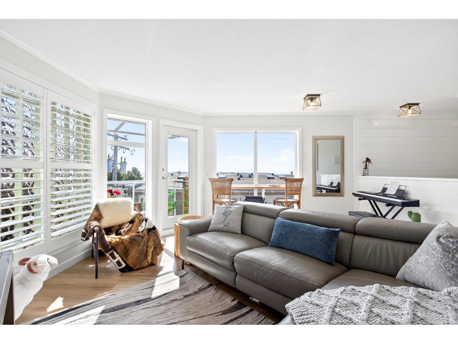 205 15154 ROPER AVENUE, White Rock