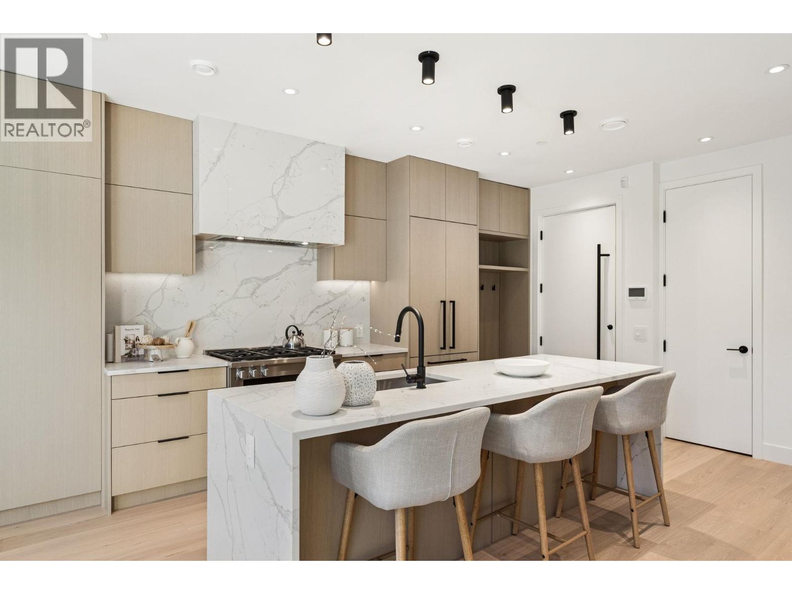2 3036 W 14TH AVENUE, Vancouver
