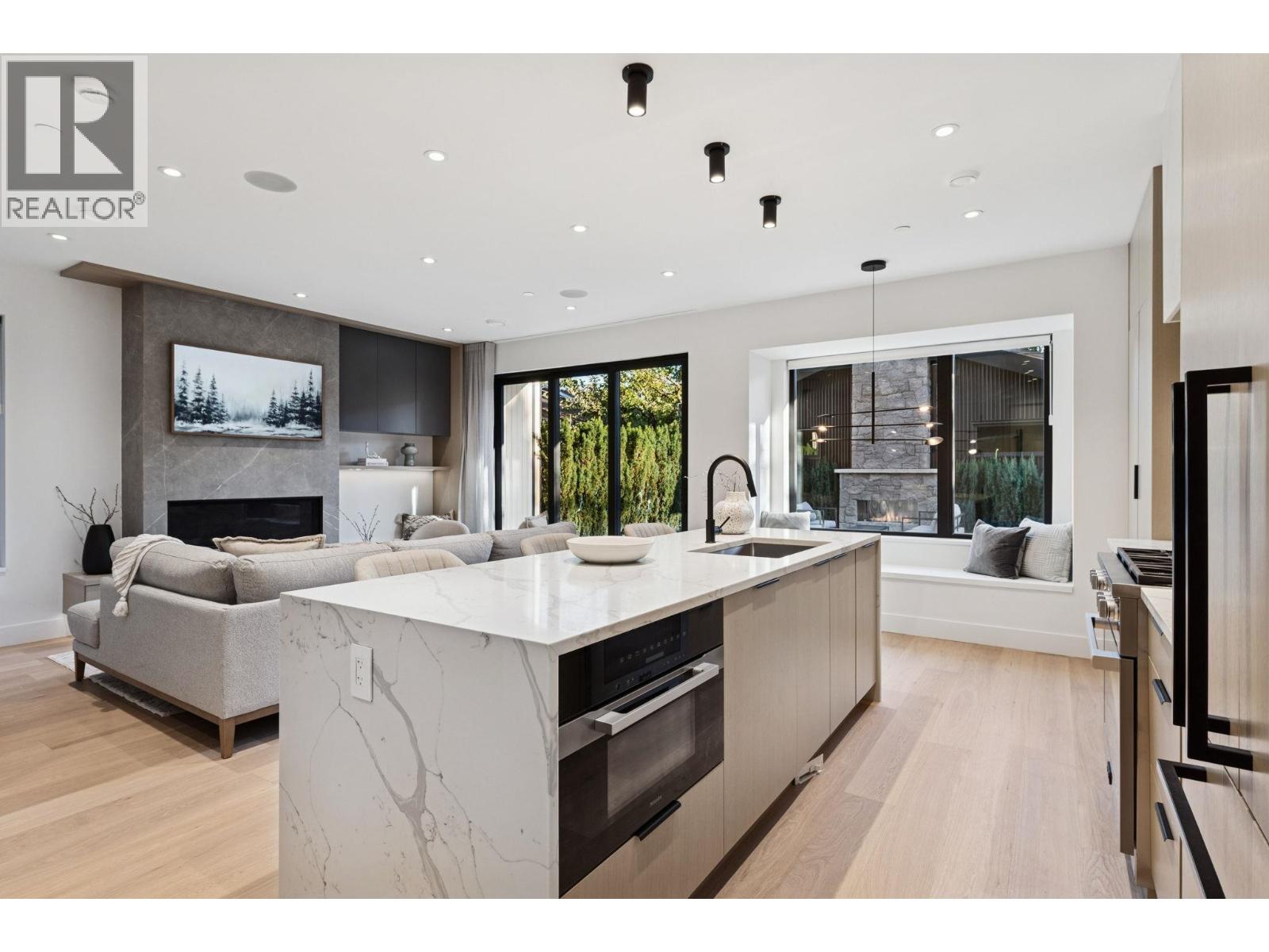 2 3036 W 14TH AVENUE, Vancouver