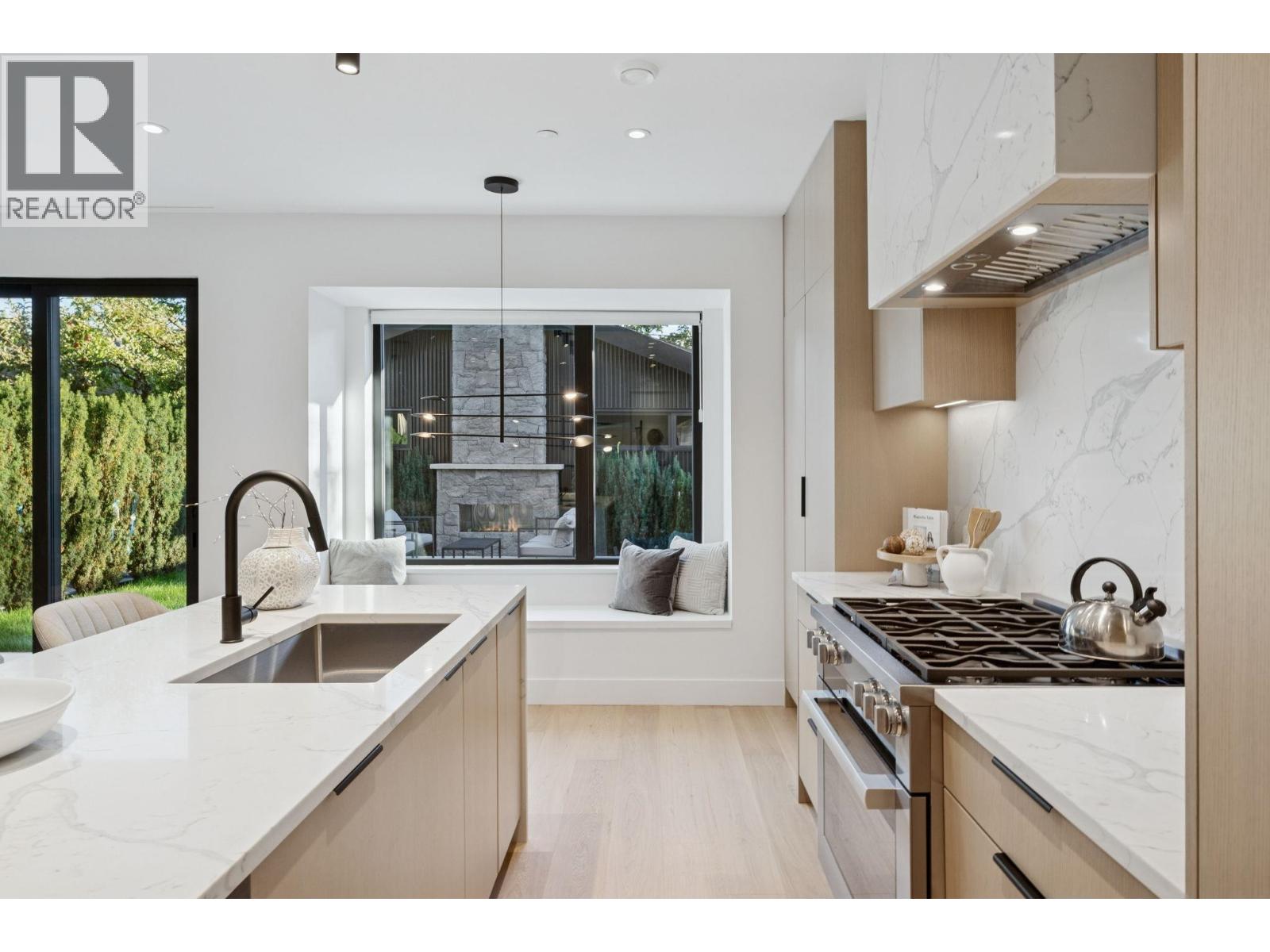 2 3036 W 14TH AVENUE, Vancouver