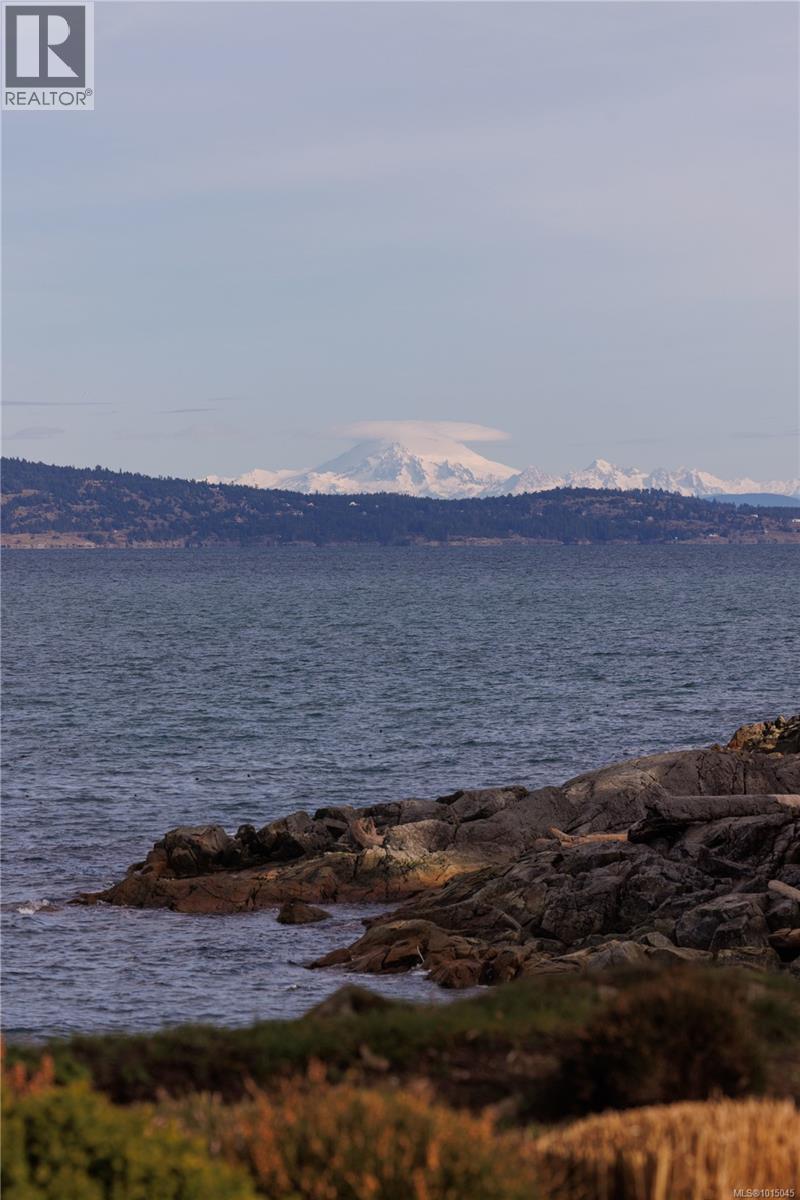  2616 Queenswood Lane, Saanich