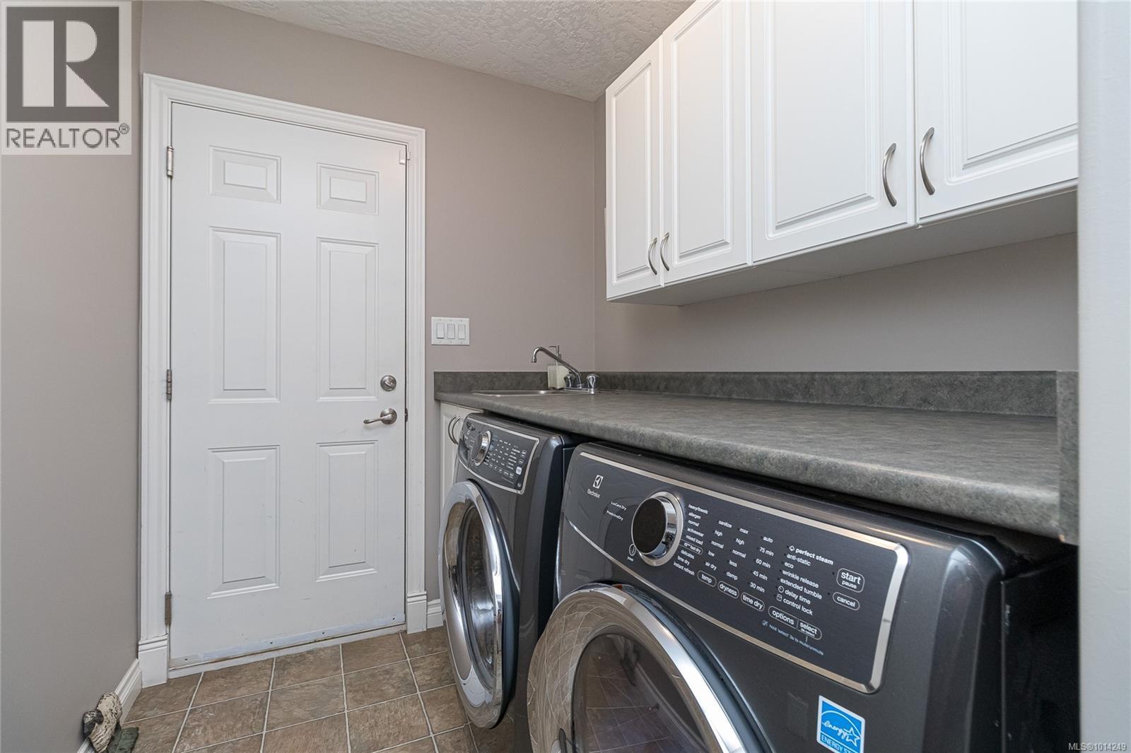  1204 Knockan Place, Saanich