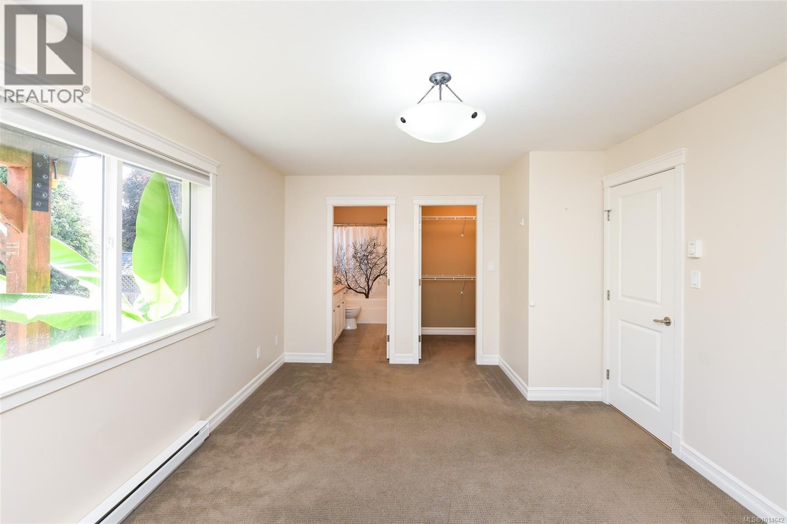 2455 Avro Arrow Dr, Comox