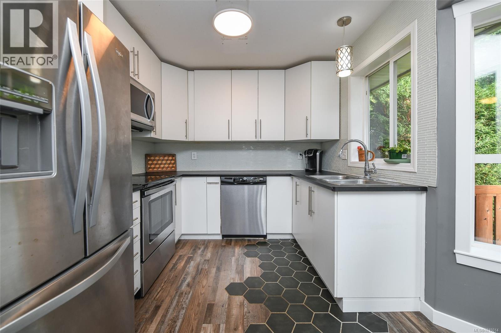 B 1102 1st St, Courtenay