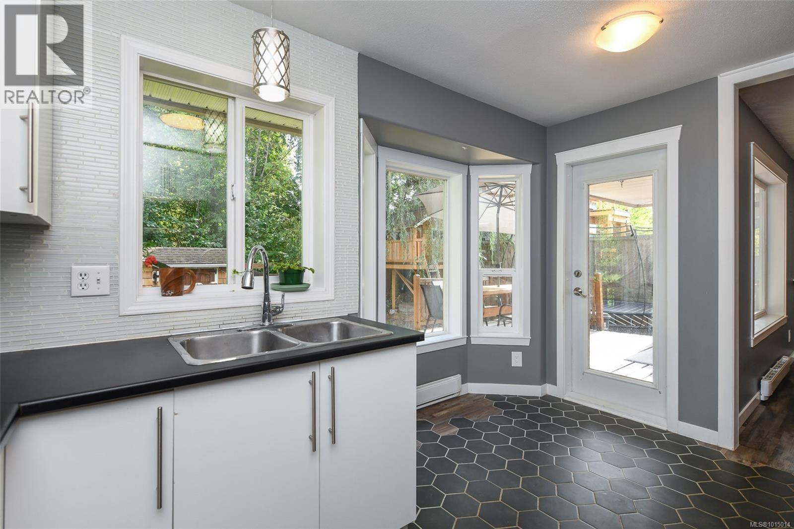 B 1102 1st St, Courtenay